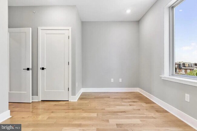 Building Photo - 3037 W Sedgley Ave