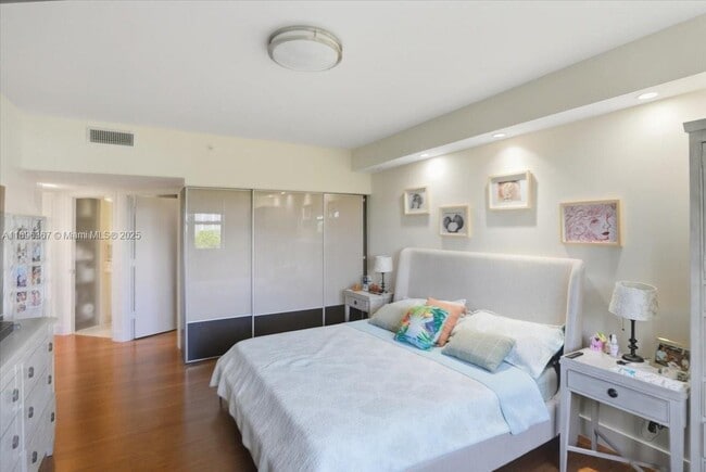 Foto del edificio - $5,500MONTHLY;20000 E COUNTRY CLUB DR #516...