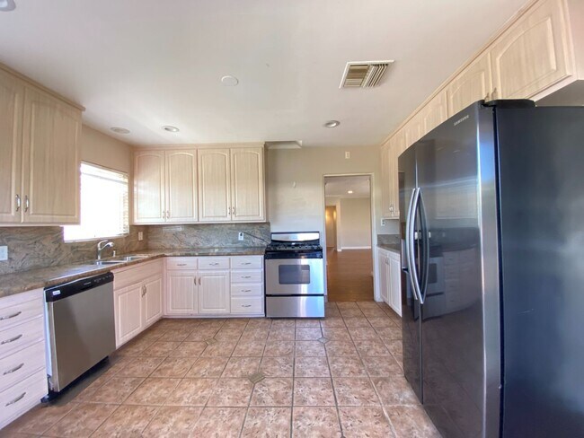 Building Photo - 7BD/4BA, Two Kitchens!