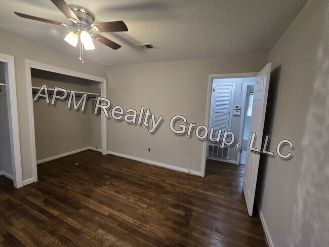 Building Photo - Recently renovated house off Leesburg