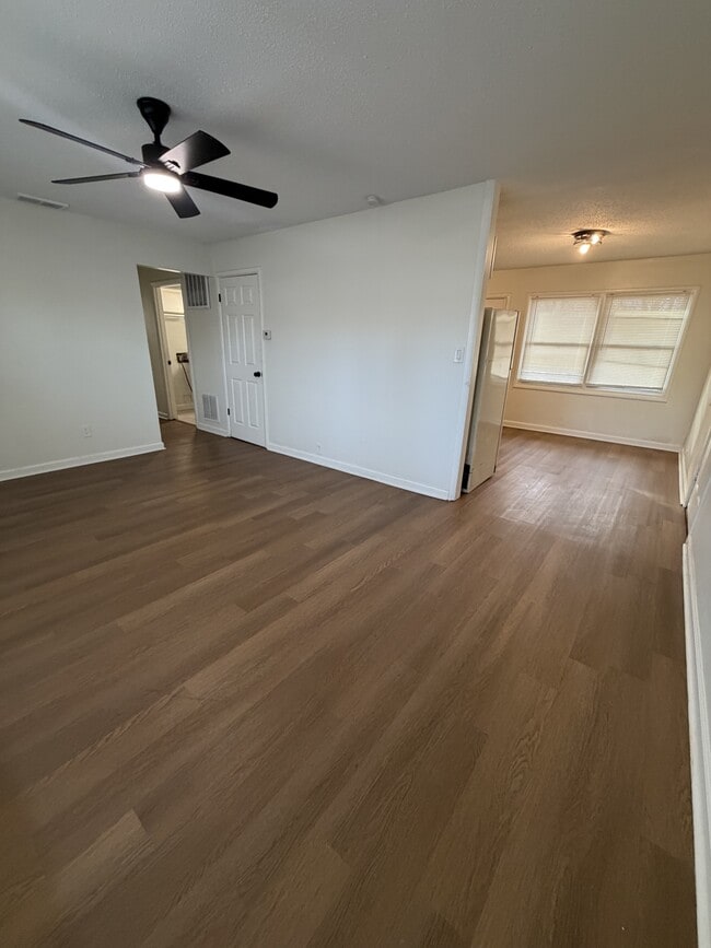 Foto del edificio - 11000 Ewing Ave