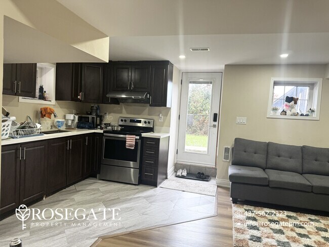 Photo du bâtiment - Spacious 3-Bedroom + Den Walk-Out Basement...