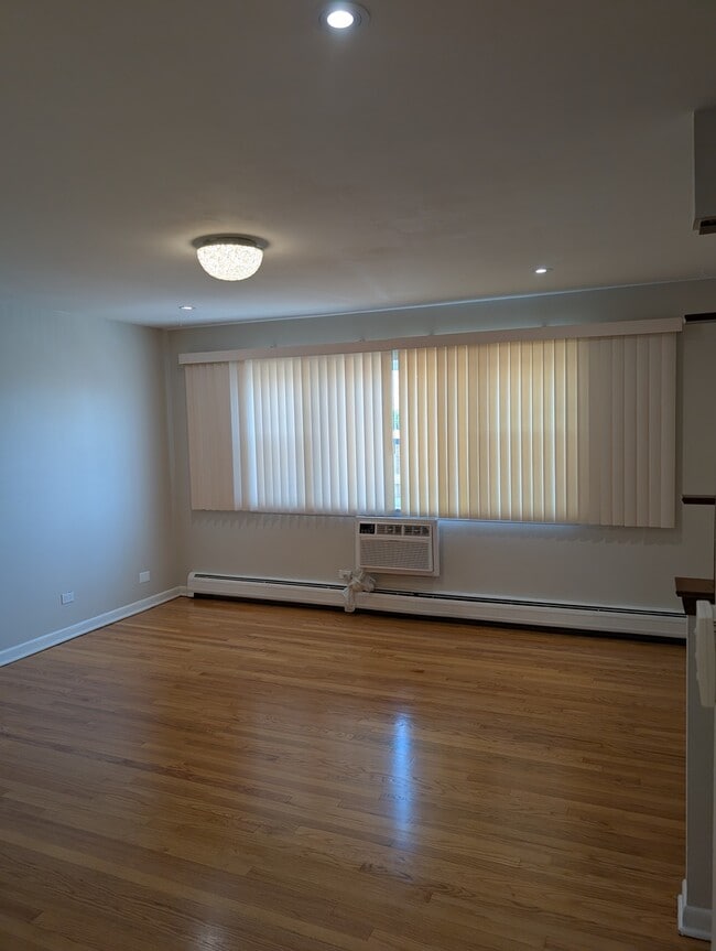 Building Photo - 9216 Seymour Ave