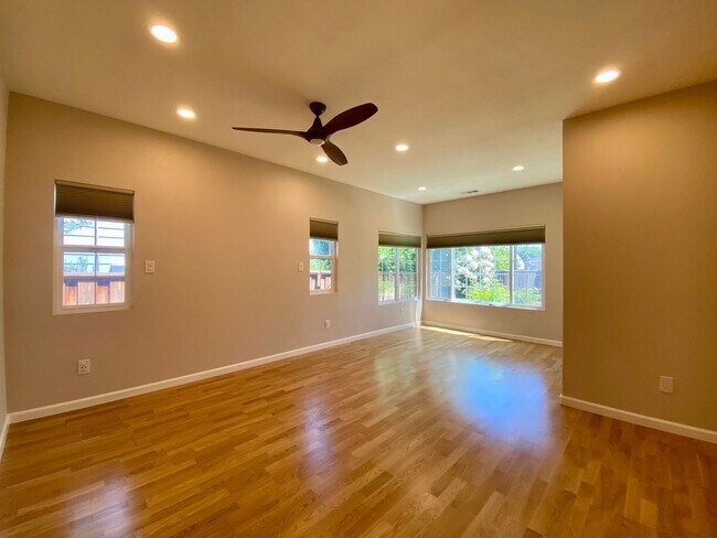 Foto del edificio - Updated Santa Clara Home with Large Backyard