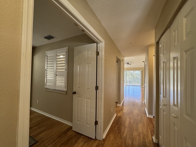 Building Photo - 202 Silver Lake Dr