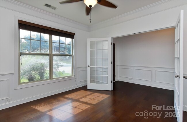 Building Photo - 549 Daventry Ct