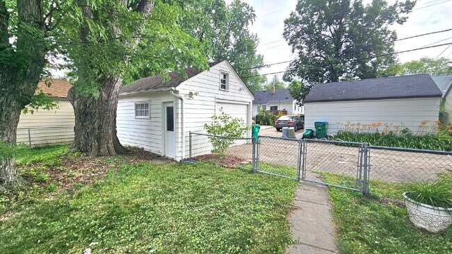 Building Photo - 3-Bedroom Oasis with 2 Full Baths in Saint Louis Park – 1,511 Sq. Ft. of Comfort 9/5.