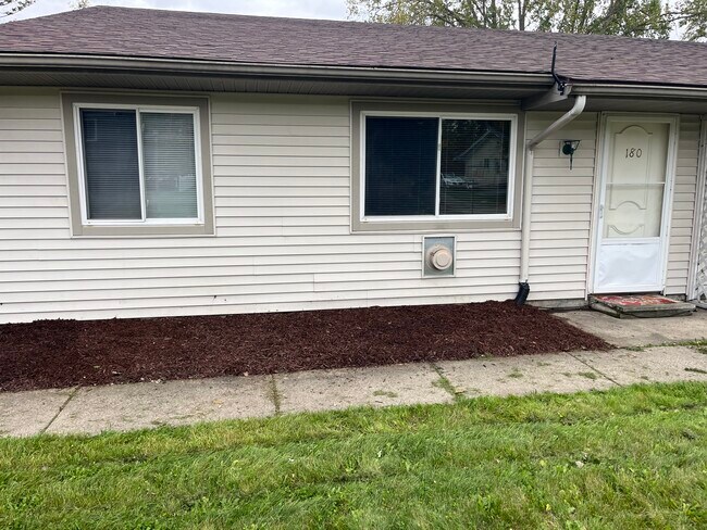 Building Photo - 180 Grand Manor Dr