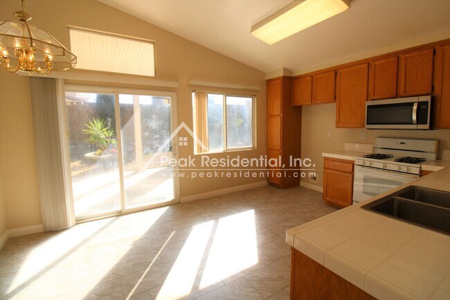 Foto del edificio - Updated 4bd/2ba Elk Grove Home with 2 Car Garage