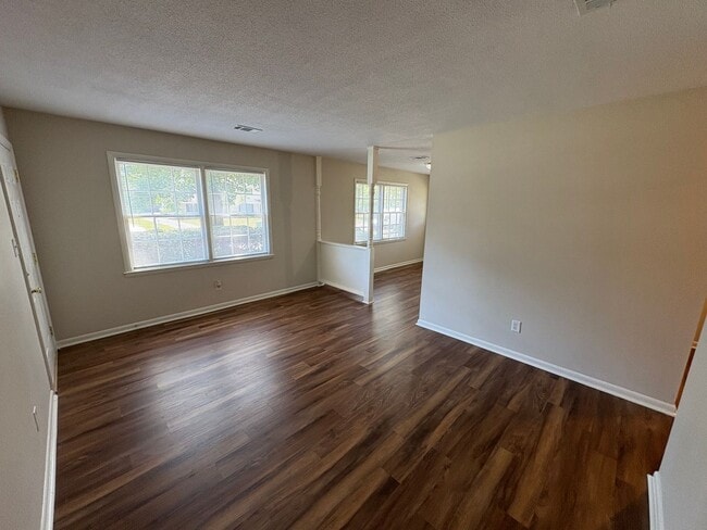 Building Photo - 2bed/1bath Duplex