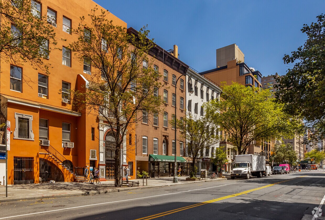 Primary Photo - 225 W 14th St
