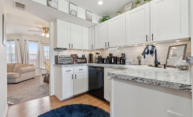 Foto del edificio - 8 Deer Run Ct