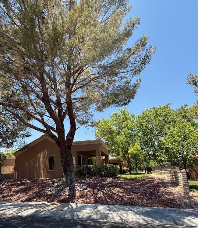 Foto del edificio - SUN CITY 55+ COMMUNITY - TWO BEDROOM TOWNHOME WITH FRONT COURTYARD