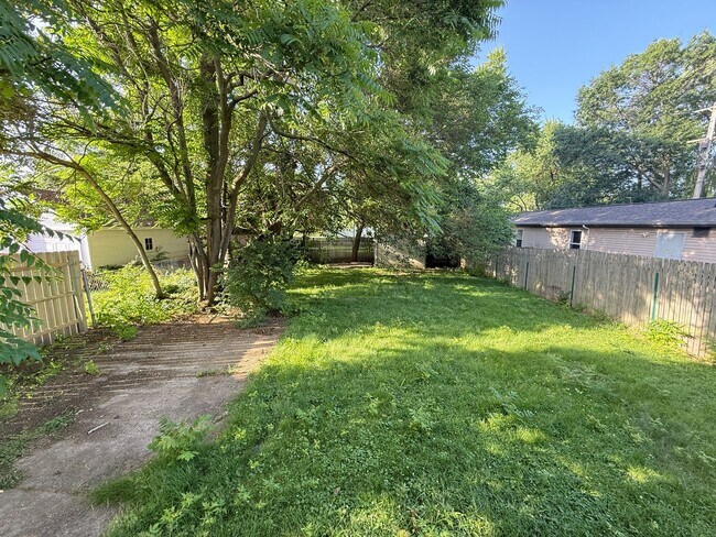 Foto del edificio - 2-Bedroom Ranch Home with Basement Storage and Fenced Yard