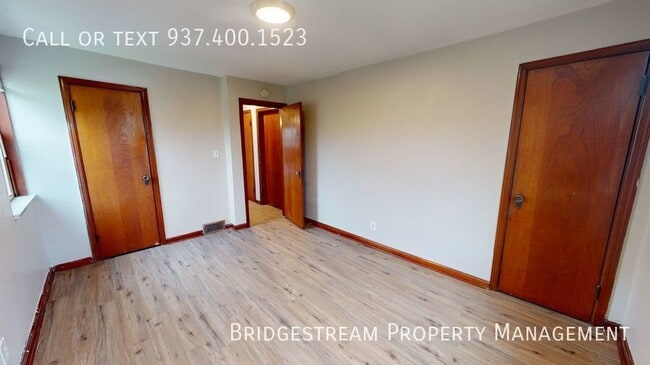 Building Photo - Upstairs updated 1 bedroom, 1 bath unit wi...