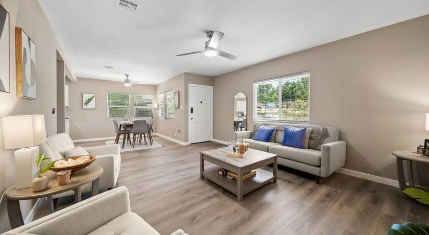Living Room - 612 E Regent St