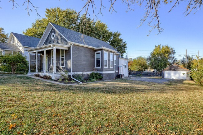 Building Photo - Charming 2 Bedroom Just Minutes from the O...