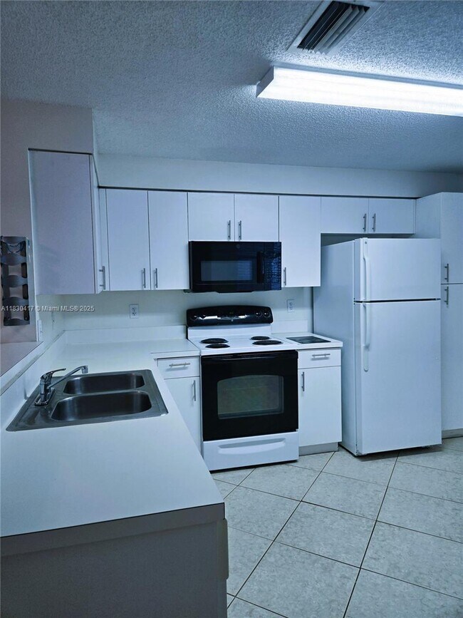Building Photo - 1210 Sorrento Dr