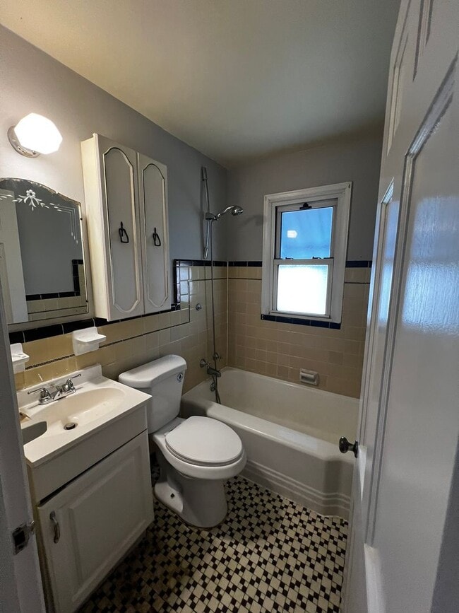 Foto del edificio - 2 Bed, One Bath Home with Garage and Finished Basement for Rent