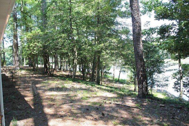 Building Photo - 613 Pinetree Circle