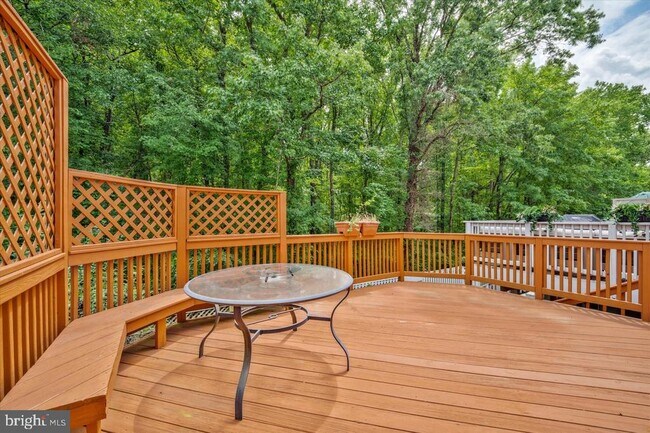 Foto del edificio - 7177 Lake Cove Dr