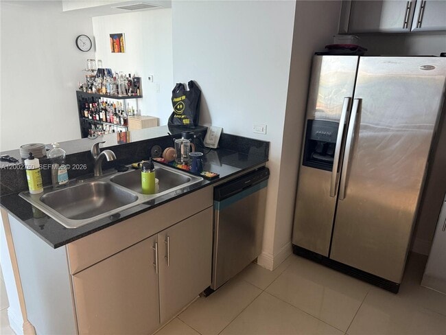 Foto del edificio - 1861 NW S River Dr