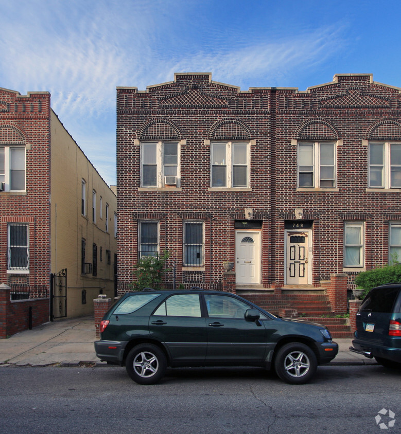 Building Photo - 748-750 Crown St