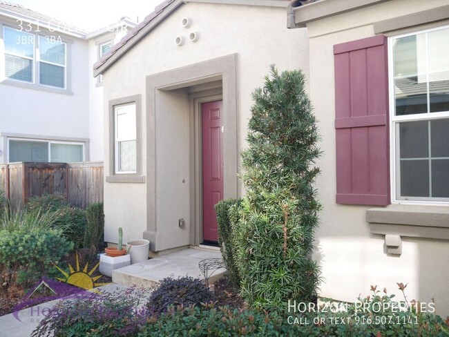 Building Photo - Modern 3 Bed 2.5 Bath 1,717 sqft 2 Story F...