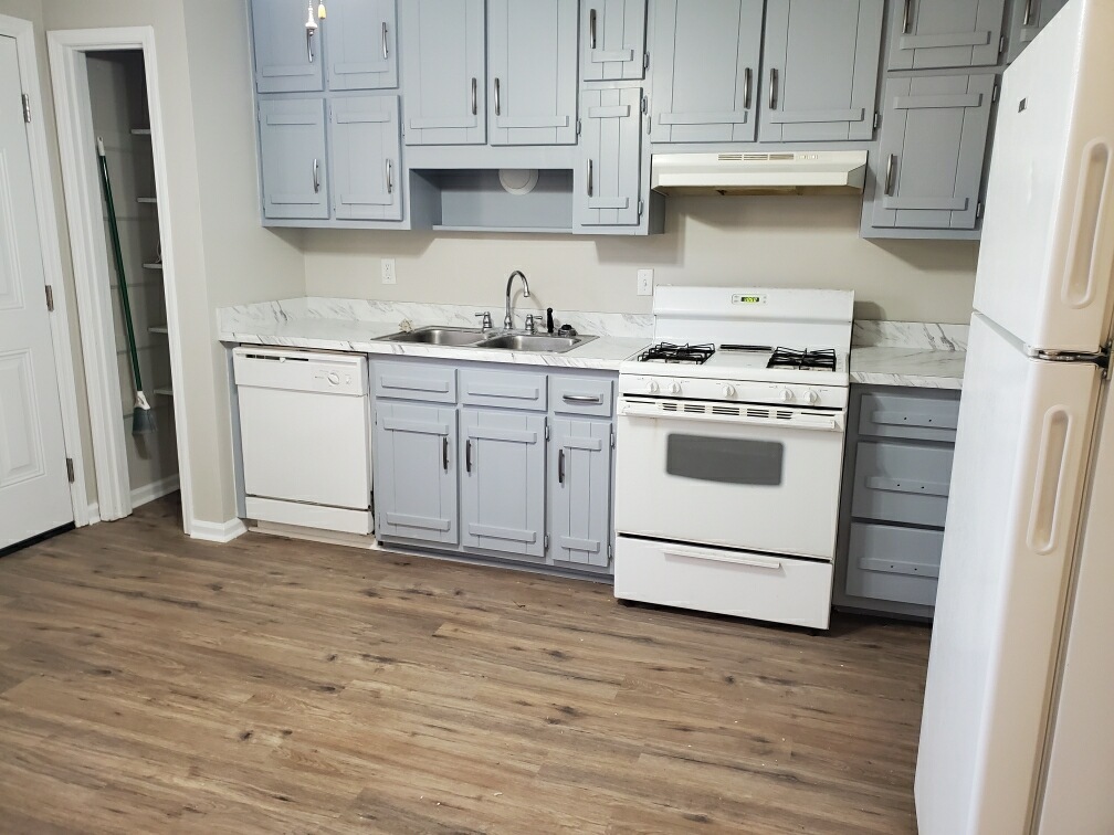 New countertop and newly painted cabinets - 150 Meadowbrook Ct