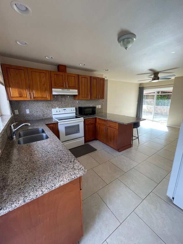 Foto principal - 3 bed/2 bath unit in Salt Lake!