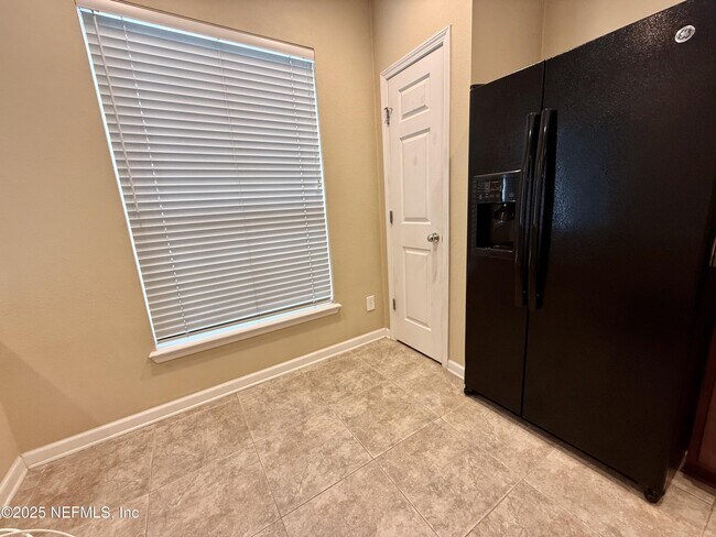 Foto del edificio - 3514 Summerlin Ln N