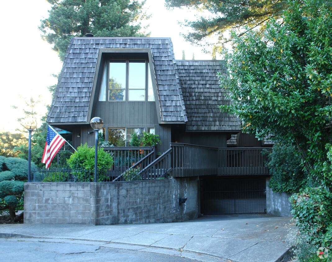 Building Photo - 3639 Walnut St