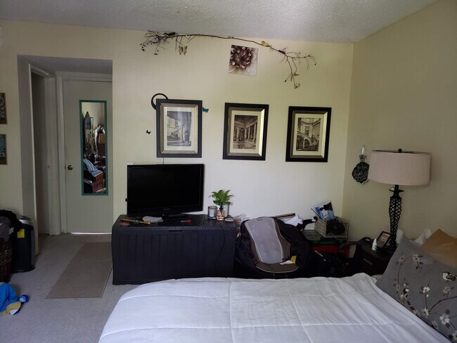Foto del edificio - 8221 Langdon Ave