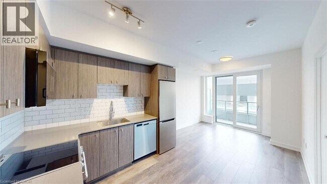 Building Photo - 15 Wellington St S