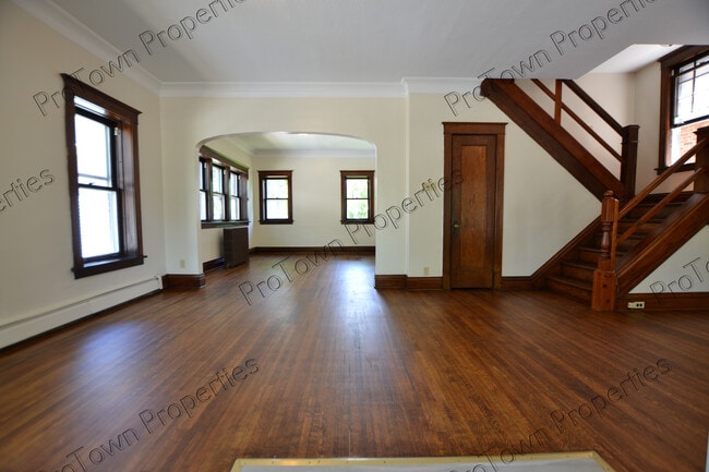 Building Photo - 208 N Hickory St