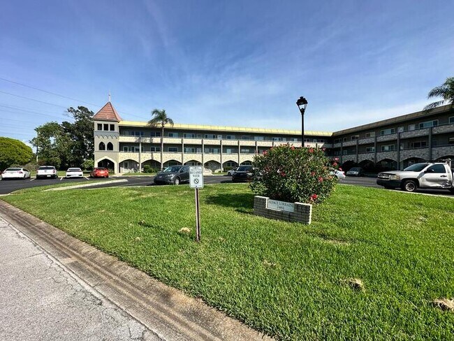 Foto del edificio - 2461 Canadian Way