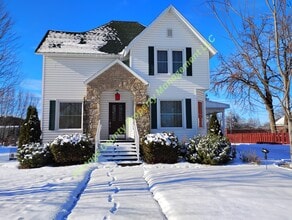 Building Photo - 207 S Main St