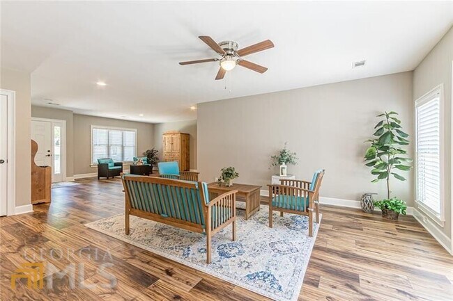 Foto del edificio - 4130 Creekwood Dr