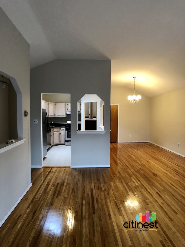 Foto del edificio - 9448 Ridge Blvd