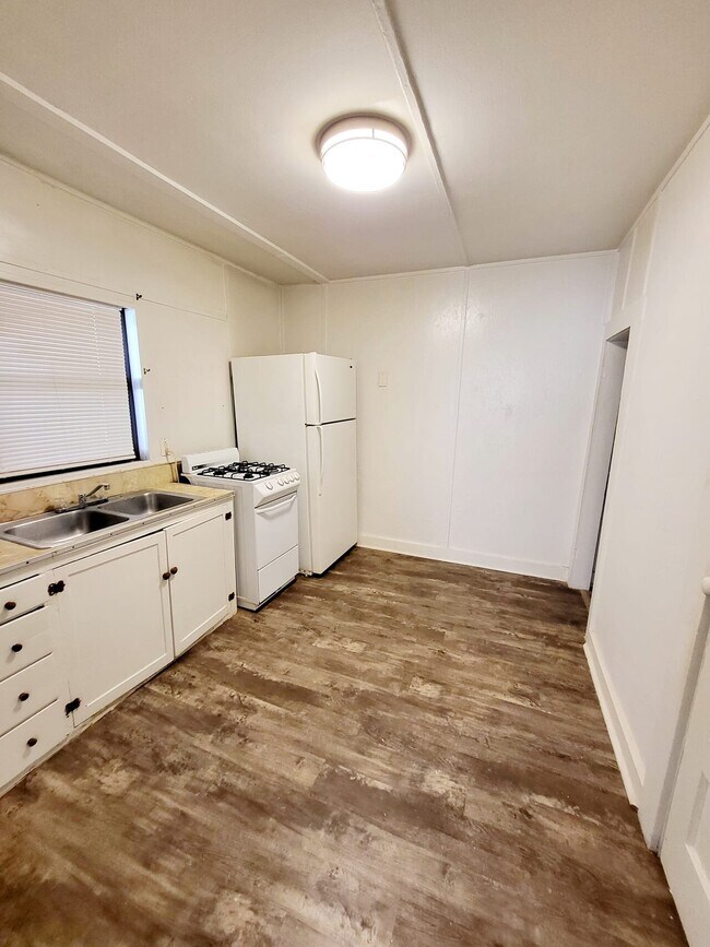 Building Photo - 1003 S MAIN UNIT A BIG SPRING, TX 79720