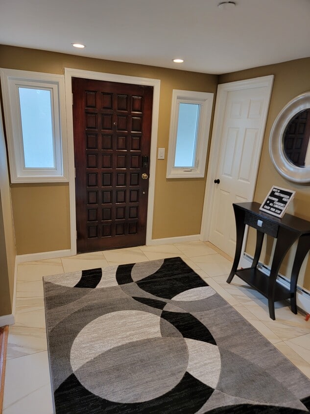 Private Entrance - 22 Wilshire Ct