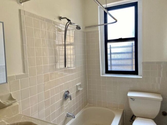 Foto del edificio - 2 bedroom in BRONX NY 10463