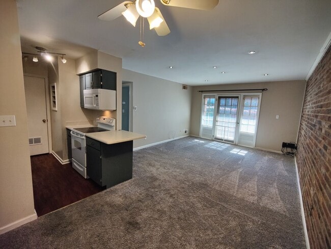 Building Photo - *Updated 1BD/1BA Condo Available in Scott ...