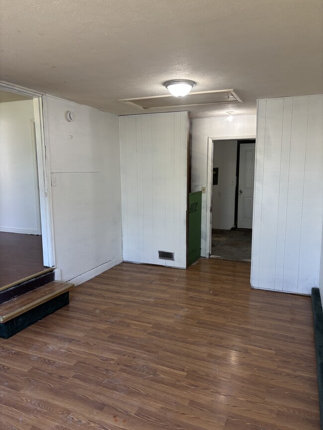 Building Photo - 1827 E McFarland St