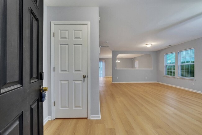 Building Photo - Beautiful Waterfront Property in Lake Shore