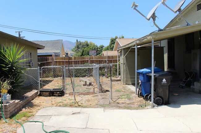 Building Photo - 4046-4048 Goodwin Ave