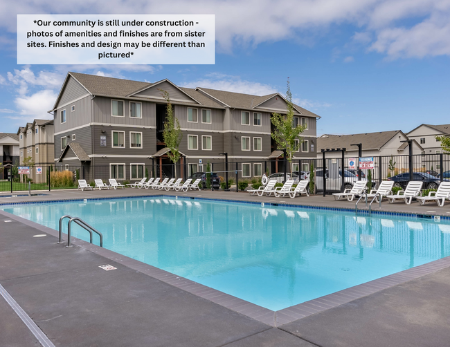 Sparkling Pool - Eastpark Apartment Homes