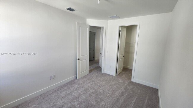 Foto del edificio - 8119 NW 42nd St