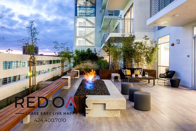 Building Photo - Luxurious Contemporary One Bedroom with Ce...