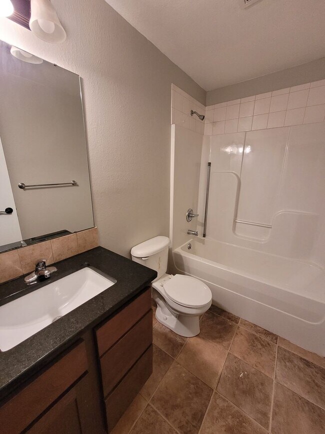 Building Photo - $1575 - 4 bedroom/ 2 bathroom - Gorgeous q...